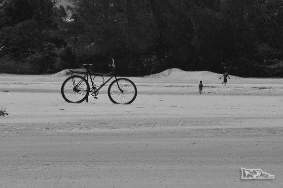 Bicicleta estacionada na praia da Ferrugem, Garopaba, no litoral sul de Santa Catarina